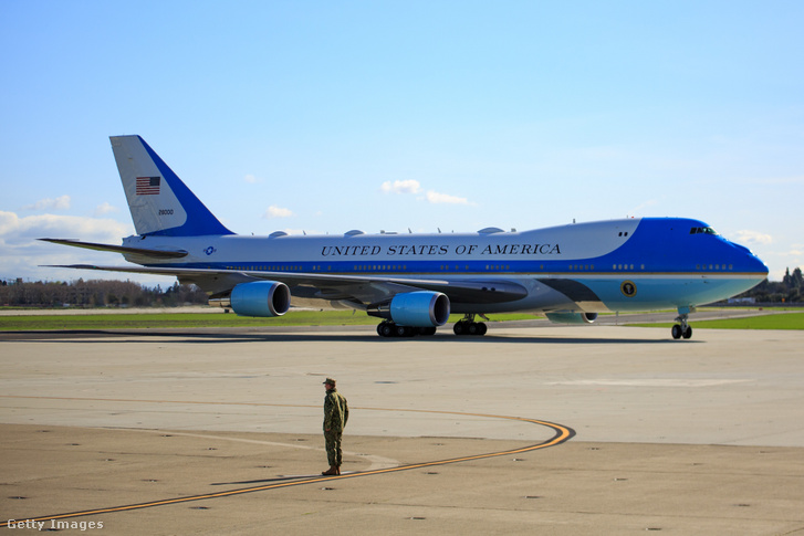 Az Air Force One megérkezik a Moffett Szövetségi Repülőtérre Kaliforniában 2023. január 19-én