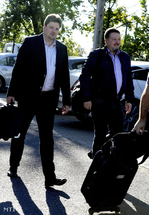 Bárándy Gergely (b) és Török Zsolt érkezik a MSZP kihelyezett ülésére a gárdonyi Vital Hotel Nautis szállodába 2013. szeptember 4-én.