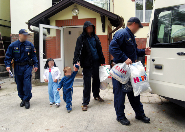 2009. október 21 - 
                        Egy szerb férfit és gyermekeit kísérik a határrendészek a szegedi gyermekklinikán. Kiengedték a kórházból azokat a gyerekeket akiket kihűlés miatt szállították a mentők a szegedi gyermekklinikára október 15-re virradóra miután apjukkal illegálisan átlépték a zöldhatárt Röszke közelében.