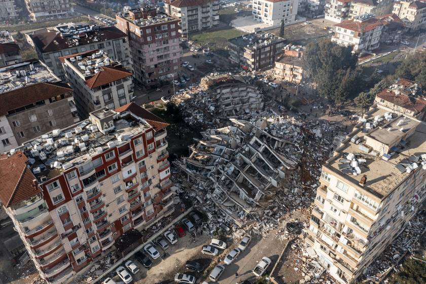 Leomlott épület a törökországi Hatay tartományban található Kahramanmaraş városában a 7,7-es erősségű földrengés után.
