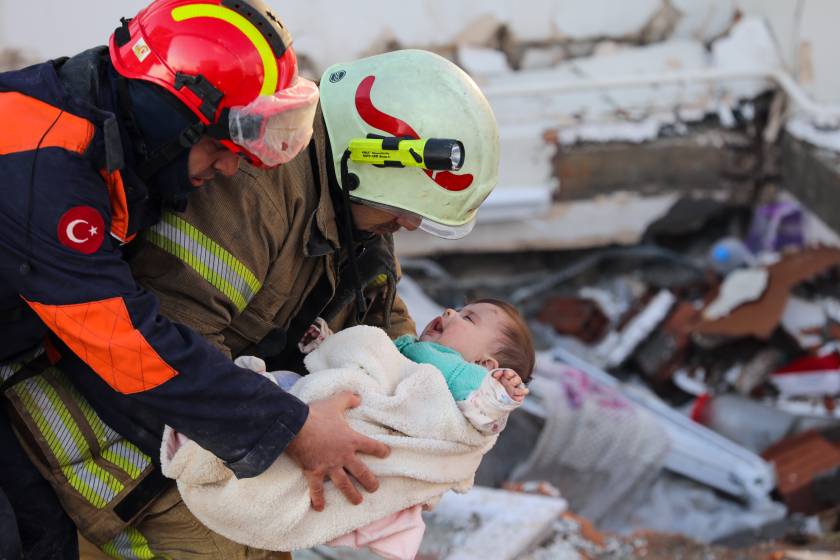 Hulya Yilmazt és kisbabáját Ayse Verát 29 órával a 7,7-es erősségű földrengés után mentették ki egy összedőlt épület alól.