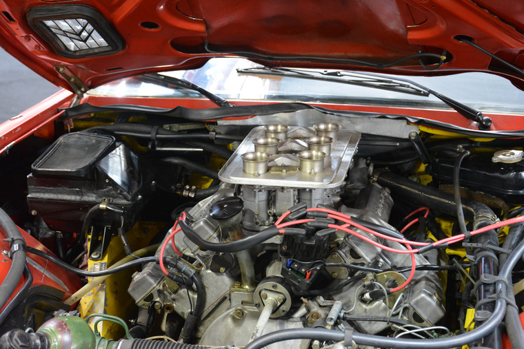 A Maserati V6-ot három duplatorkú Weber karburátorral 340 lóerősre húzták, a fogyasztásról pedig nem beszéltek.