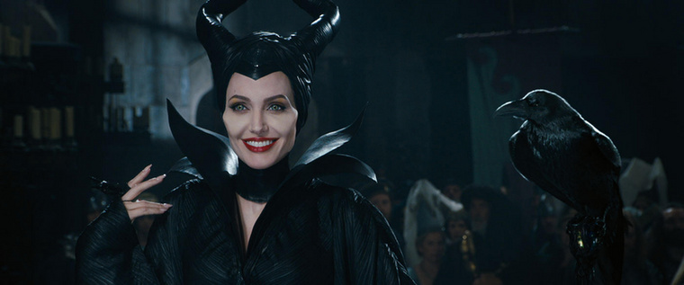 Angelina Jolie – Demona A 2014-es Demóna című film forgatása során Angelina Jolie-n mindennap közel három órát dolgoztak a sminkesek