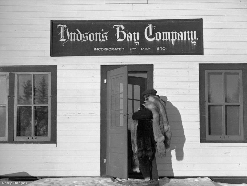 A Hudson's Bay Company fennállásának nagy részében szőrmekereskedelemmel foglalkozott, Kanada legrégebbi vállalatává vált, és jelenleg kiskereskedelmi üzletek tulajdonosa és üzemeltetője az egész országban