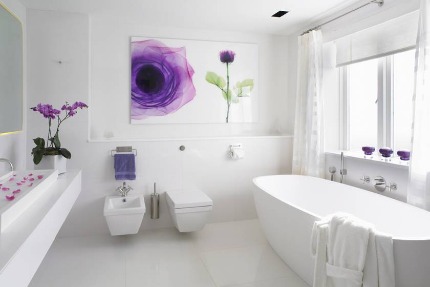 A hófehér fürdő letisztult, de unalmas: a lila részletek mégis csodás hangulatot teremtettek.