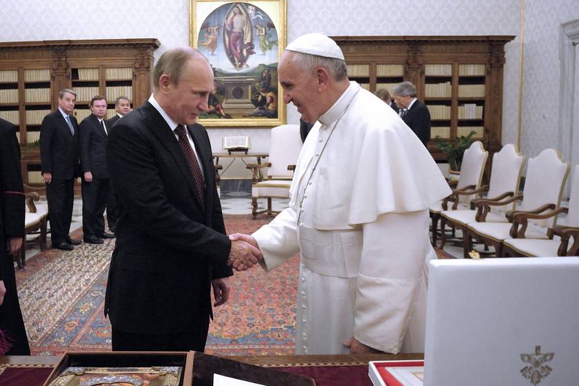 Vlagyimir Putyin és Ferenc pápa 2013-ban, amikor is Putyin közel egy órát késett a találkozóról.