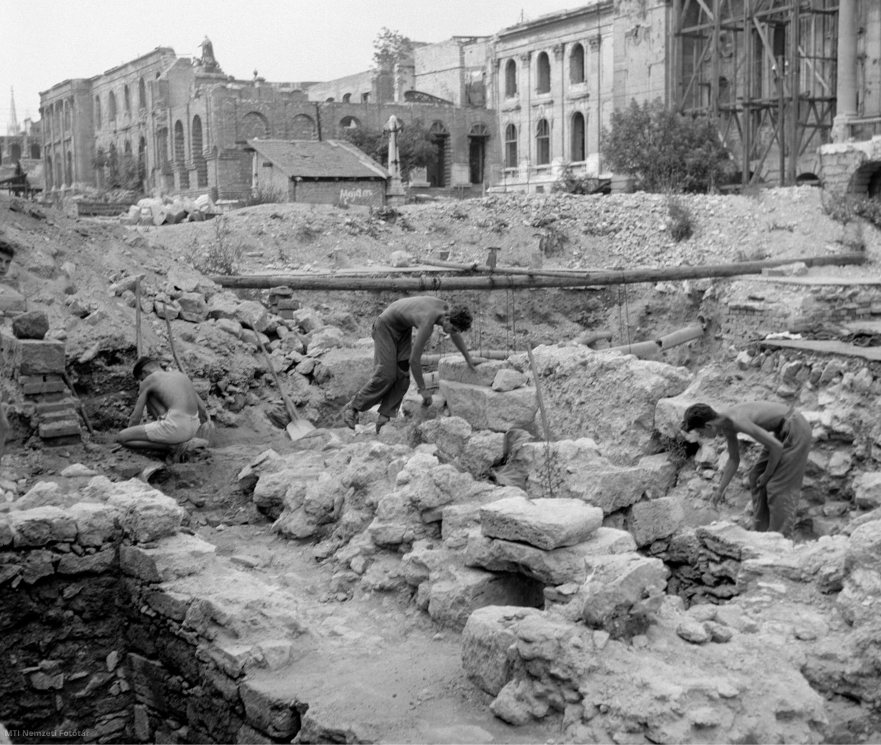 Budapest, 1957. augusztus 2. A régészek IV. Béla korabeli épületmaradványok feltárásán dolgoznak a budai várban.