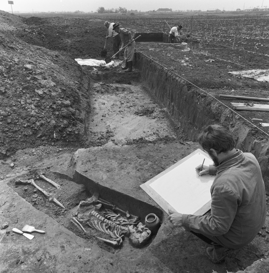 Szeged-Algyő, 1976. május 25. Kürti Béla régész (háttal) munka közben az Algyő határában talált honfoglalás kori temető ásatásán.