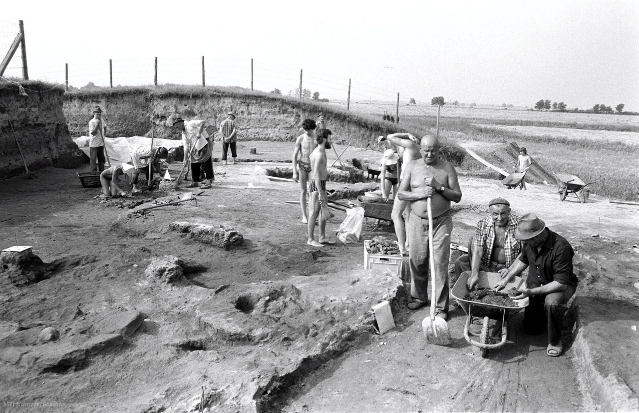 Berettyóújfalu, 1980. augusztus 7. Magyar–szovjet közös régészeti kutatás folyik a Berettyóújfalu melletti herpályi földvár területén, ahol az időszámítás előtti 4. évezredben lakott őskori település nyomaira bukkantak a kutatók.