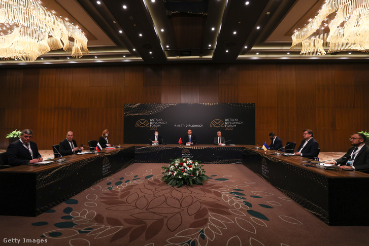Szergej Lavrov orosz, és Dmitro Kuleba ukrán külügyminiszter találkozója 2022. március 10-én Törökországban