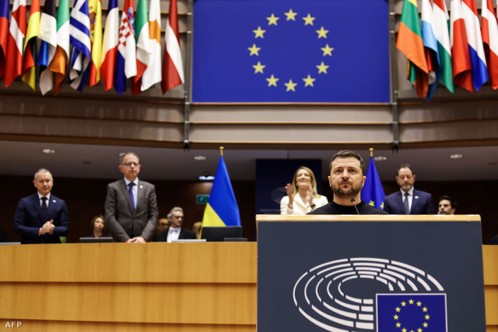 Volodimir Zelenszkij beszédet mond az Európai Parlament brüsszeli csúcstalálkozóján 2023. február 9-én