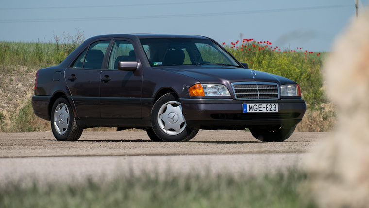 A Mercedes 1993-ban váltotta le a hatalmas népszerűségnek örvendő W201-es C osztályt, becenevén a Baby Benzet