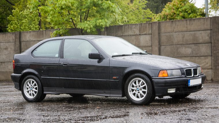 Az E36-os kódjelű 3-as BMW-t már három éve gyártották, amikor megjelent a Compact karosszériakiadás