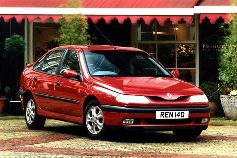 Renault Laguna 1994 elején váltotta a Renault 21-est a márka felső-középkategóriás palettarészét képviselve