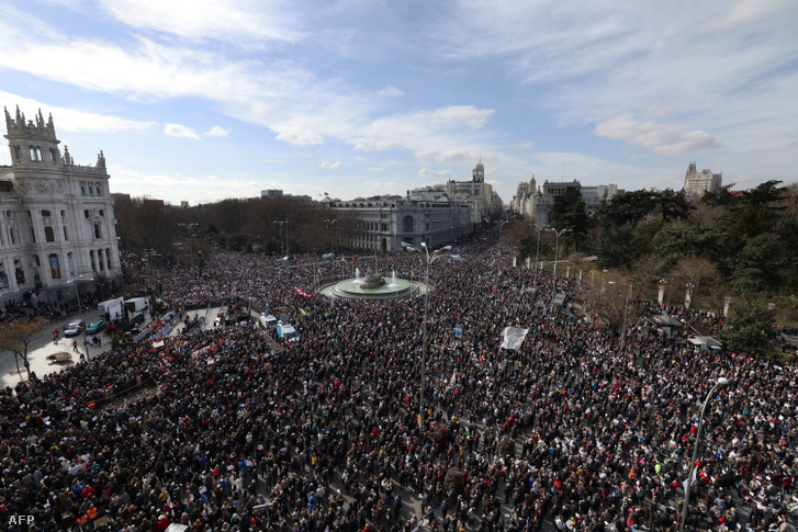 Jobb közegészségügyi ellátást követelő tüntetők Madridban 2023. február 12-én