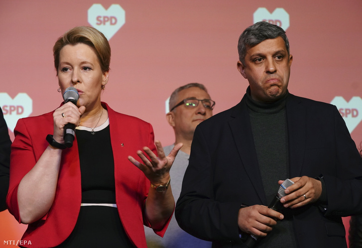 Franziska Giffey, Berlin szociáldemokrata kormányzó polgármestere és Raed Saleh, a Német Szociáldemokrata Párt, az SPD berlini elnöke