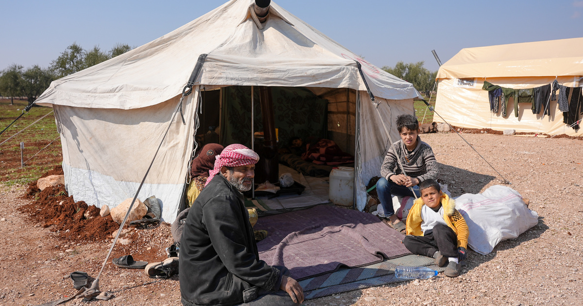 A család a földrengés óta egy sátorban kénytelen meghúzni magát