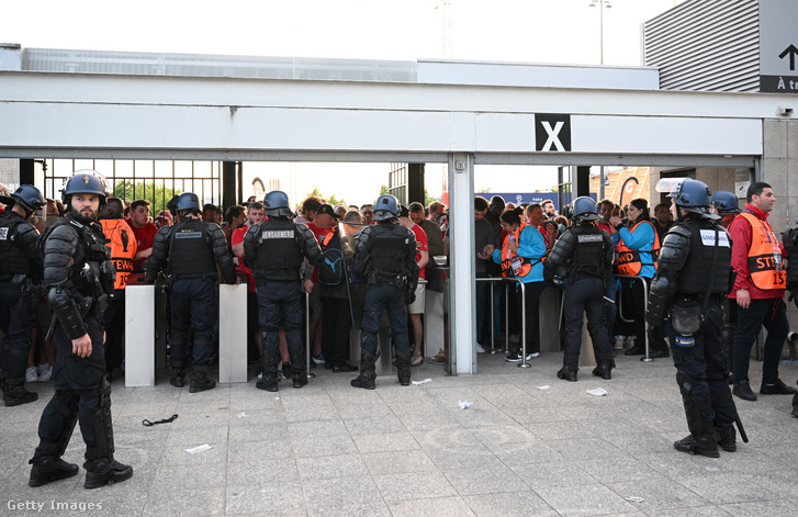 Beléptetőkapuk és rendőrök a Stade de France-nál