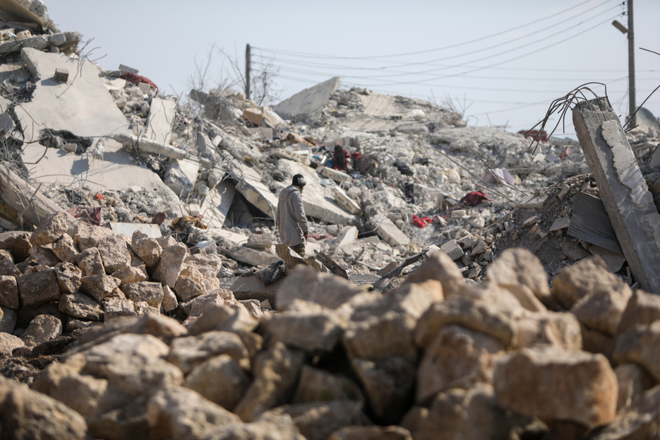 Már több mint 40 ezer halálos áldozata van a török–szír földrengéseknek