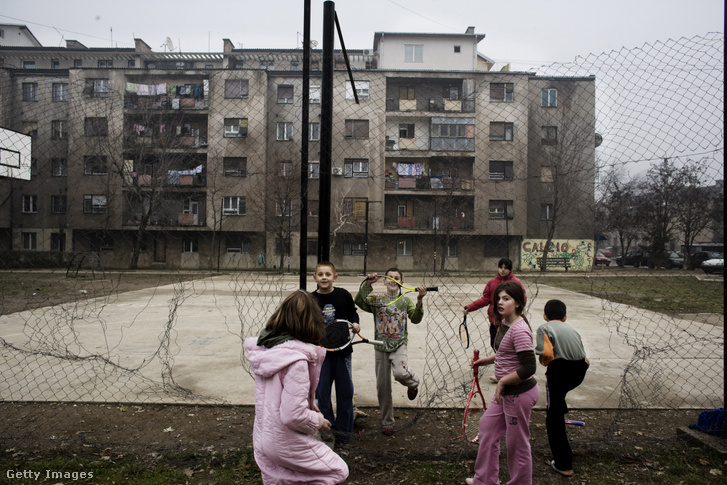 Szerb gyerekek Kosovska Mitrovicában 2007-ben