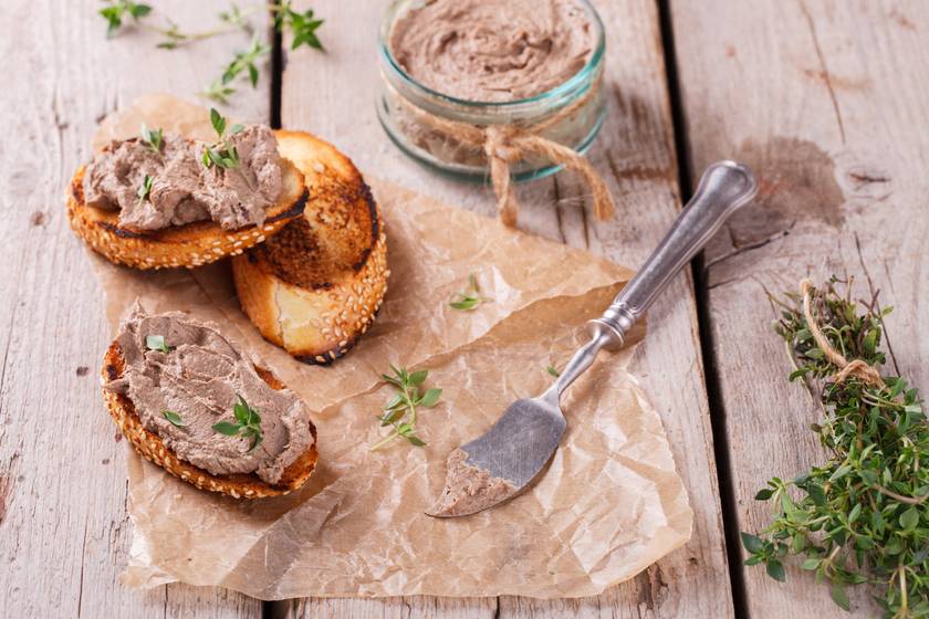 A házi májpástétom sokkal ízletesebb, és egészségesebb is, mint a bolti. Ízfokozók és tartósítószerek nélkül készül, és a sótartalmát is kedvedre szabályozhatod.