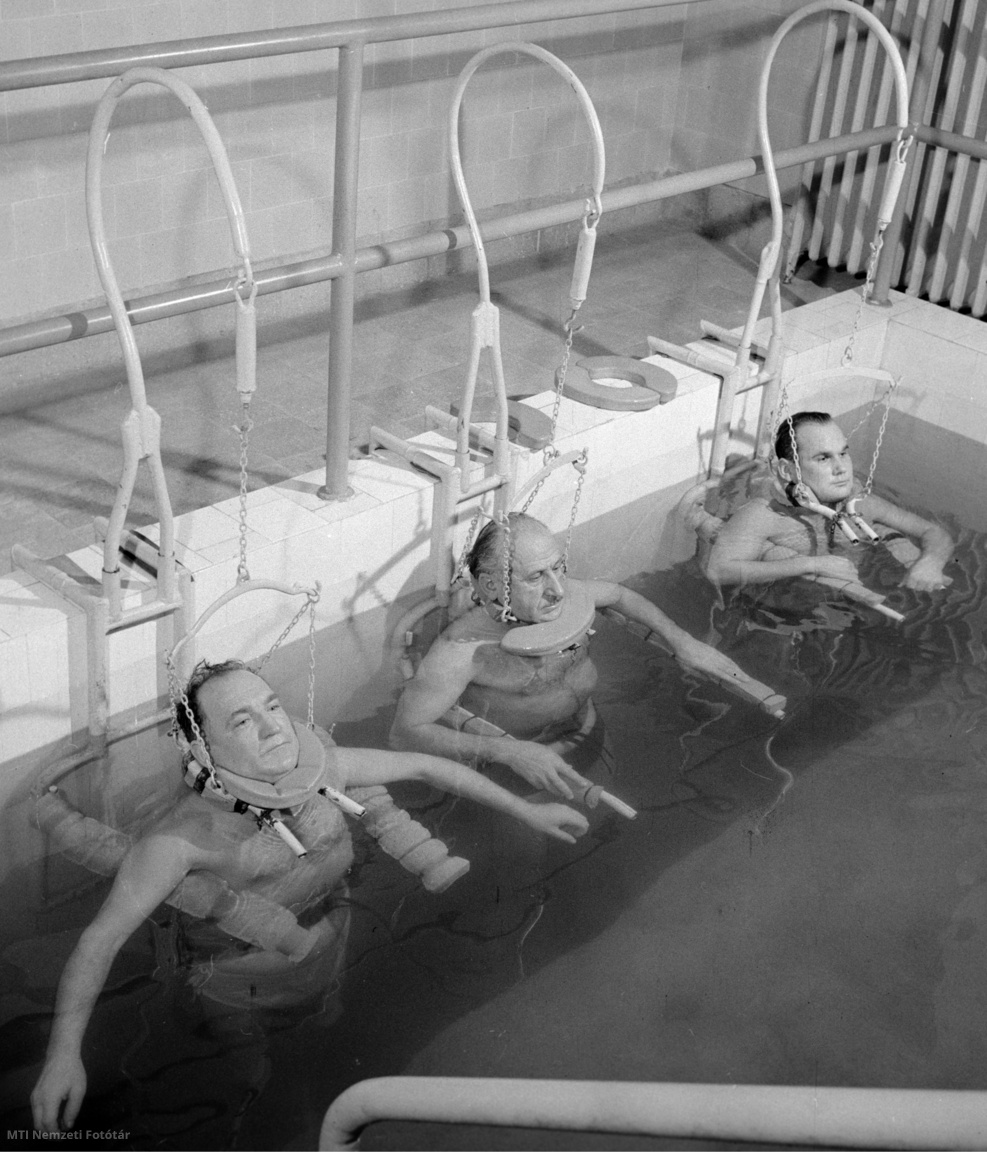 Debrecen, 1960. december 8. Páciensek a súlyfürdő medencéjében, a debreceni Nagyerdei Gyógyfürdőben.