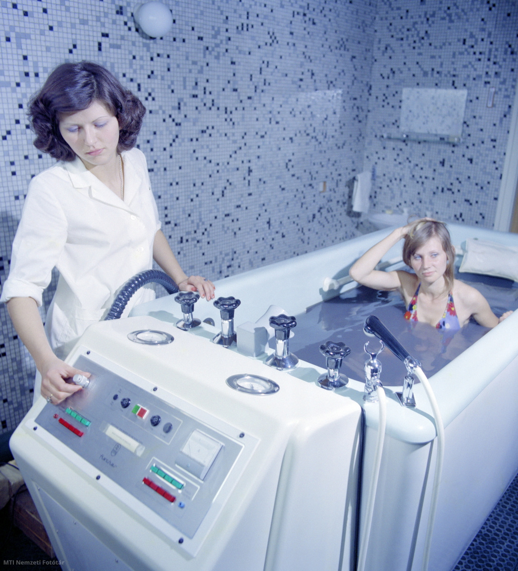 Sopron, 1976. április 10. Elektromos galván kádfürdőben kap reumás, keringési és idegrendszeri tünetekre kezelést egy nő a Soproni Állami Szanatórium Balfi Gyógyfürdő Intézetében.