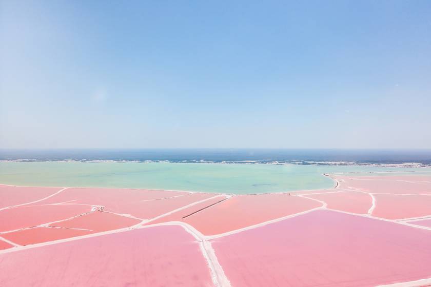 Mexikóban, a Yucatán-félszigeten található a Las Coloradas. Az élénk rózsaszín sós tavak sora olyan, mint egy szép álom színhelye.