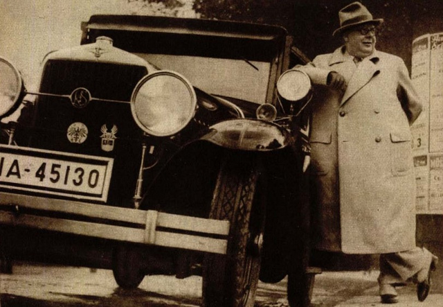 A színész büszkén pózol új autója mellett (Színházi Élet, 1931)