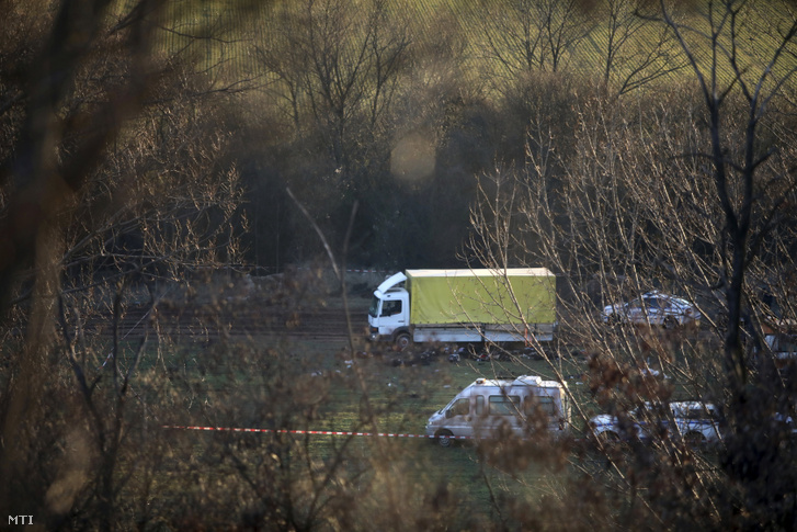 Holttestek a helyszínen a Szófia közelében fekvő falu, Lokorszko környékén 2023. február 17-én, miután 18 illegális bevándorló holttestét találták egy teherautón egy farakomány alatt kialakított rejtekhelyen