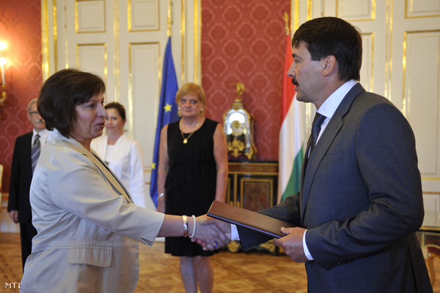 Áder János köztársasági elnök a Nemzeti Média- és Hírközlési Hatóság (NMHH) elnökévé nevezi ki Karas Monika Zsuzsannát a Sándor-palotában 2013. augusztus 19-én.