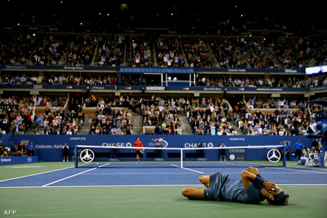 Rafael Nadal hanyatt vágta magát, és a földön fetrengve ünnepelt, miután hajnalban legyőzte Djokovicsot a US Open döntőjében