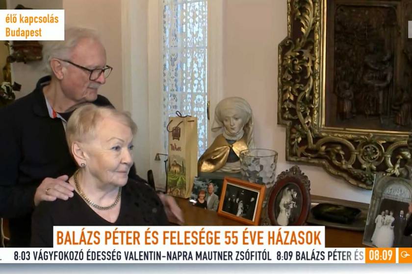 Balázs Péter és felesége budapesti otthonának polcain sorakoznak a múlt emlékei: a régi fotókkal jólesik a nosztalgia.