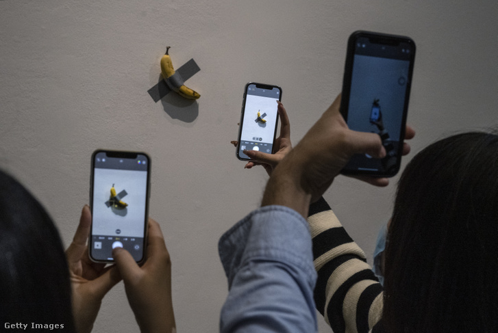 Maurizio Cattelan olasz kortárs művész Komédiás című alkotása, egy ragasztószalaggal falra erősített banán Pekingben 2021 novemberében