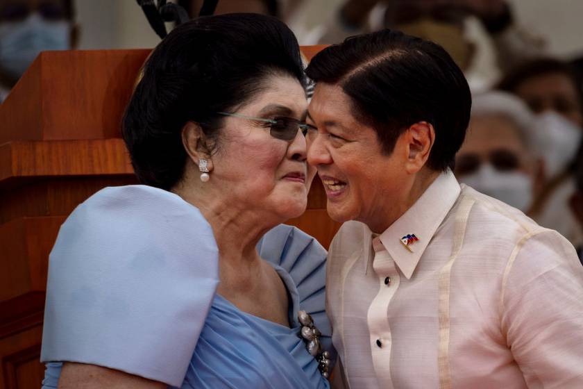 Imelda Marcos és fia, Bongbong Marcos 2022-ben, az elnök beiktatásán.
