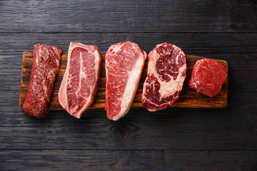 A cink kiemelkedően jó forrásai a húsok, azok közül is a vörös húsok. A marhahús cinktartalma különösen magas, 100 grammjában körülbelül 5 milligramm található meg a tápanyagból. A vörös húsokkal ugyanakkor vigyázniuk kell a szív- és érrendszeri betegségekkel, magas koleszterinszinttel élőknek.