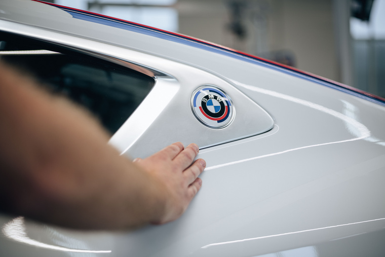 Bizonyos M csomagokkal a klasszikus logót 2022-ben számos utcai BMW megkaphatta.