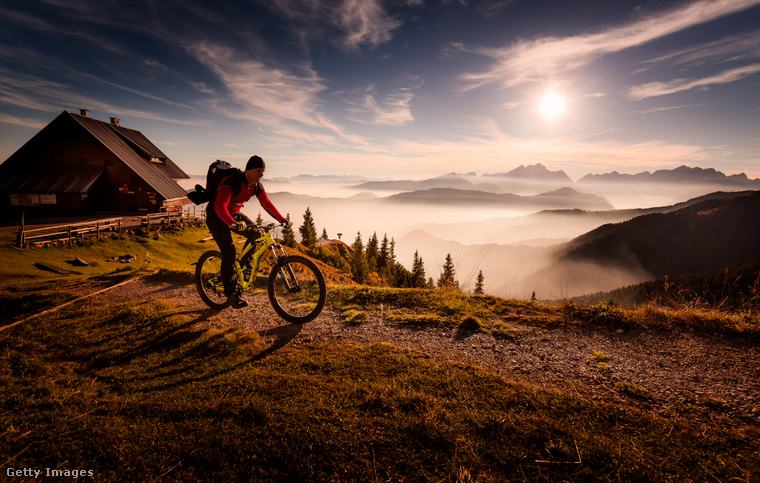 Biciklizés az alpokban (Fotó: Getty Images)