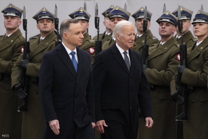 Andrzej Duda lengyel államfő (b) katonai tiszteletadás mellett fogadja Joe Biden amerikai elnököt a varsói államfői rezidencián 2023. február 21-én