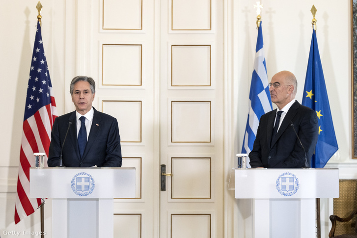 Nikosz Dendiasz görög (j) és Antony Blinken amerikai külügyminiszter sajtótájékoztatót tart Athénban 2023. február 21-én