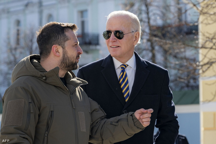 Volodimir Zelenszkij ukrán (b) és Joe Biden amerikai elnök a kijevi Szent Mihály-székesegyház közelében 2023. február 20-án