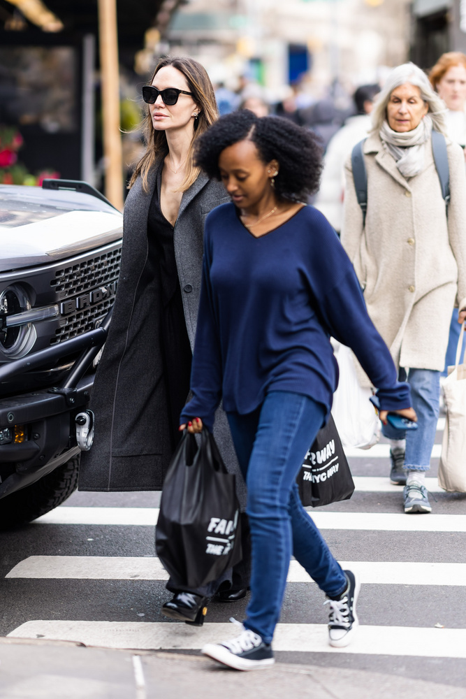Az utóbbi időben Angelina Jolie előszeretettel jár vásárolni lányaival