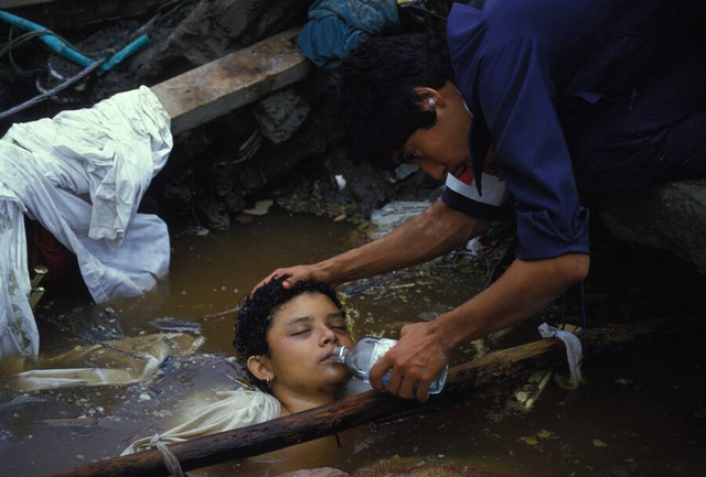 A mentőcsapat egyik tagja vizet ad a beszorult Omayrának