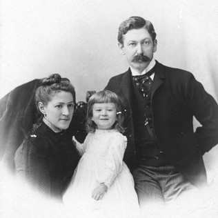 A Lovecraft család, középen a kétéves Howard
