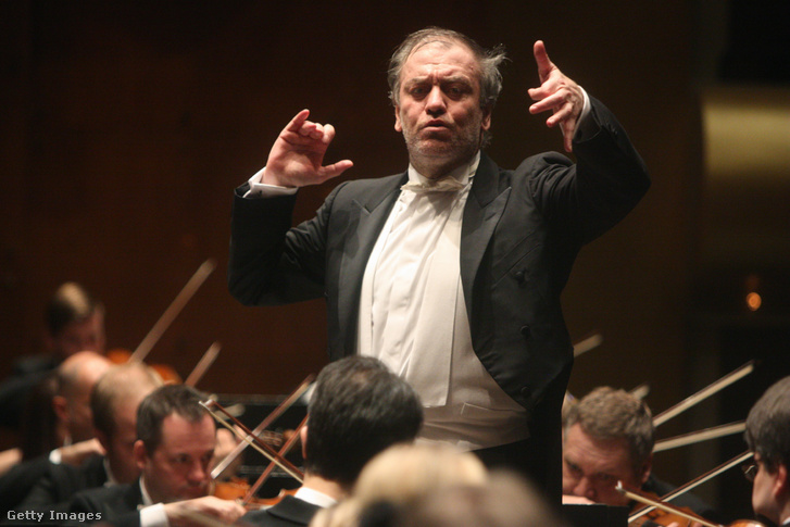 Valerij Gergiev a Londoni Szimfonikus Zenekart vezeti az Avery Fisher Hallban 2011. február 27-én