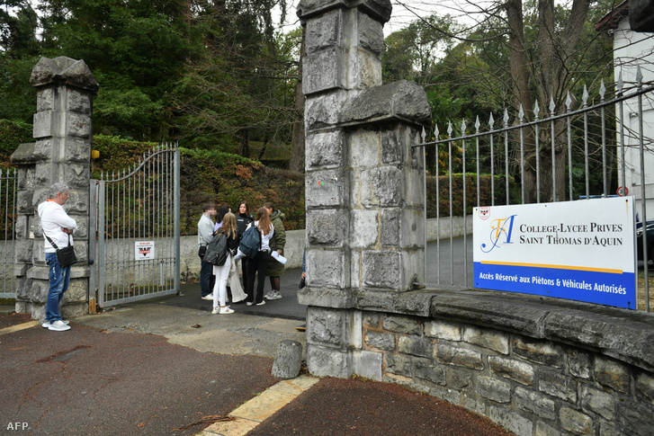 A Saint-Thomas d’Aquin középiskola bejárata, ahol egy tanár meghalt, miután egy diák megkéselte 2023. február 22-én