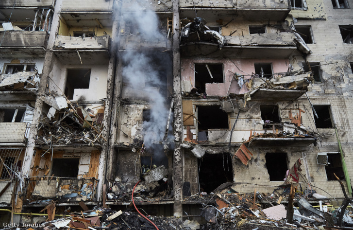 Orosz rakétatámadásban megsérült lakóház Kijevben 2022. február 25-én