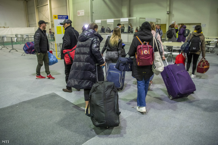 Ukrajnából menekülők a budapesti BOK csarnokban 2022. március 21-én