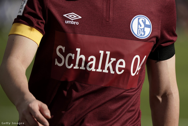 A Schalke úgy döntött, hogy eltávolítja mezeiről főszponzora, a Gazprom logóját, ehelyett a „Schalke 04” felirat jelenik meg a játékosok mellkasán