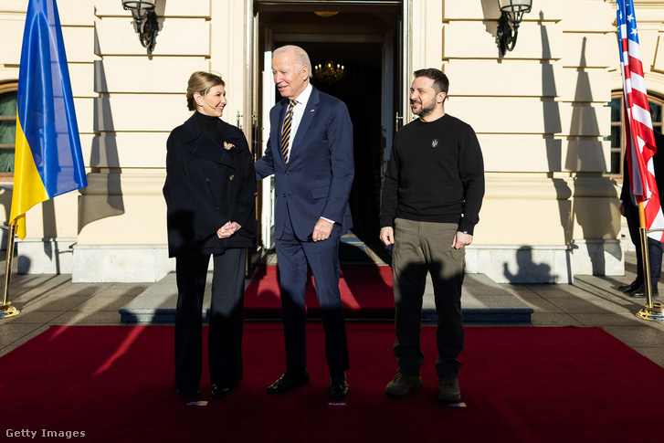 Joe Biden amerikai elnök Volodimir Zelenszkij ukrán elnökkel és Olena Zelenszkával 2023. február 20-án Kijevben